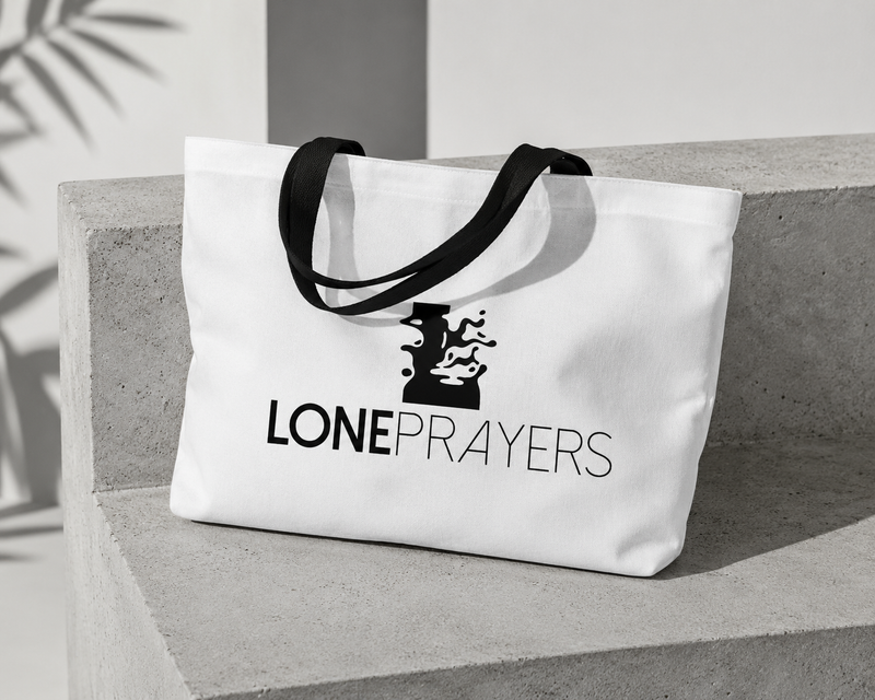 Minimalistische LONEPRAYERS® Tote Bags collectie met clean design en premium dagelijkse uitstraling.