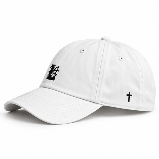 Witte Icoon Cap van LONEPRAYERS® van de zijkant met zwart geborduurd icoon en subtiel kruis