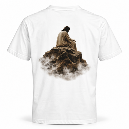Wit LONEPRAYERS® Stilte T-shirt van de achterkant met Jezus in stilte op een berg